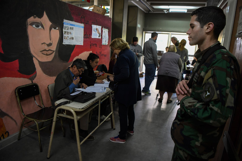 El gobierno habilitó a votar a más de 50.000 policías, gendarmes y soldados