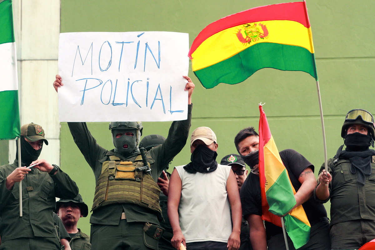Tensión en Bolivia: la policía se amotinó y los militares se abstienen