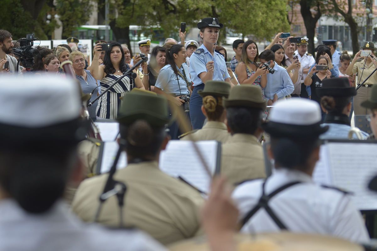 Rossi y Gómez Alcorta presentaron la Orquesta de Mujeres de las Fuerzas Armadas