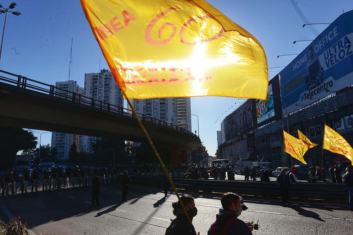 Colectiveros disidentes de la UTA realizan protestas por vacunas y aumento salarial