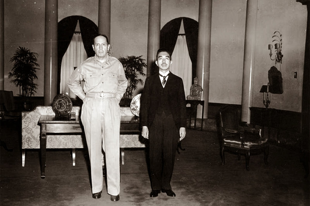 El día que Hirohito negoció con MacArthur salvar su cuello y el futuro de Japón