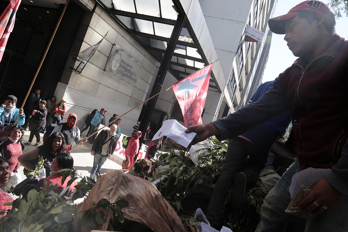 Tareferos de misiones realizaron un “yerbatazo” frente al Ministerio de Trabajo