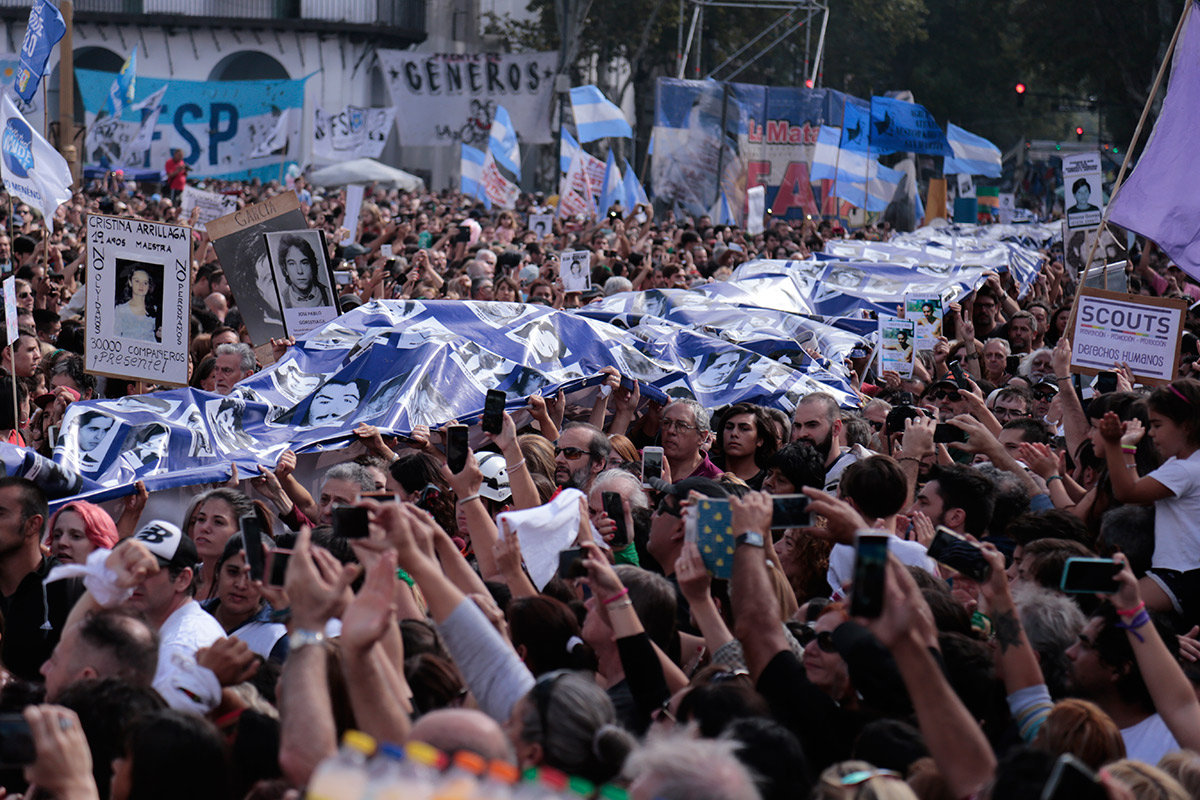 Una multitudinaria marcha a la Plaza de Mayo contra el olvido