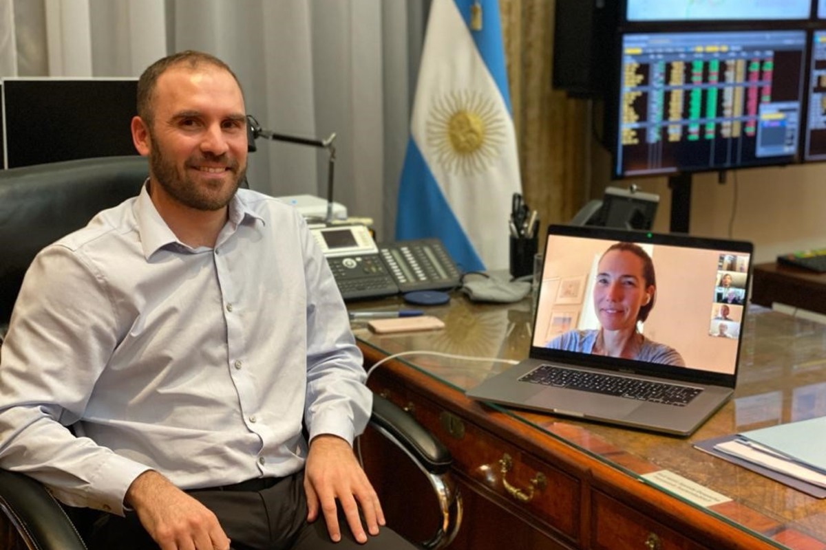 La intimidad del acuerdo con los bonistas que fortalece a Guzmán de cara a nuevos desafíos