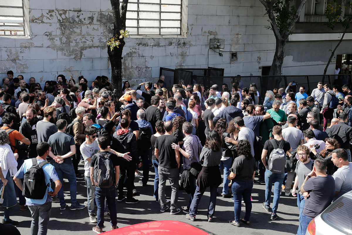 Los trabajadores de Clarín dicen «No a los despidos» con un festival en la puerta de la redacción