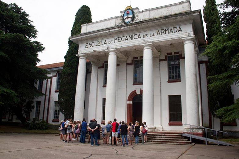 El secretario de Derechos Humanos ordenó quitar una imagen de Kirchner bajando el cuadro de Videla de la ex ESMA 1 El secretario de Derechos Humanos ordenó quitar una imagen de Kirchner bajando el cuadro de Videla de la ex ESMA