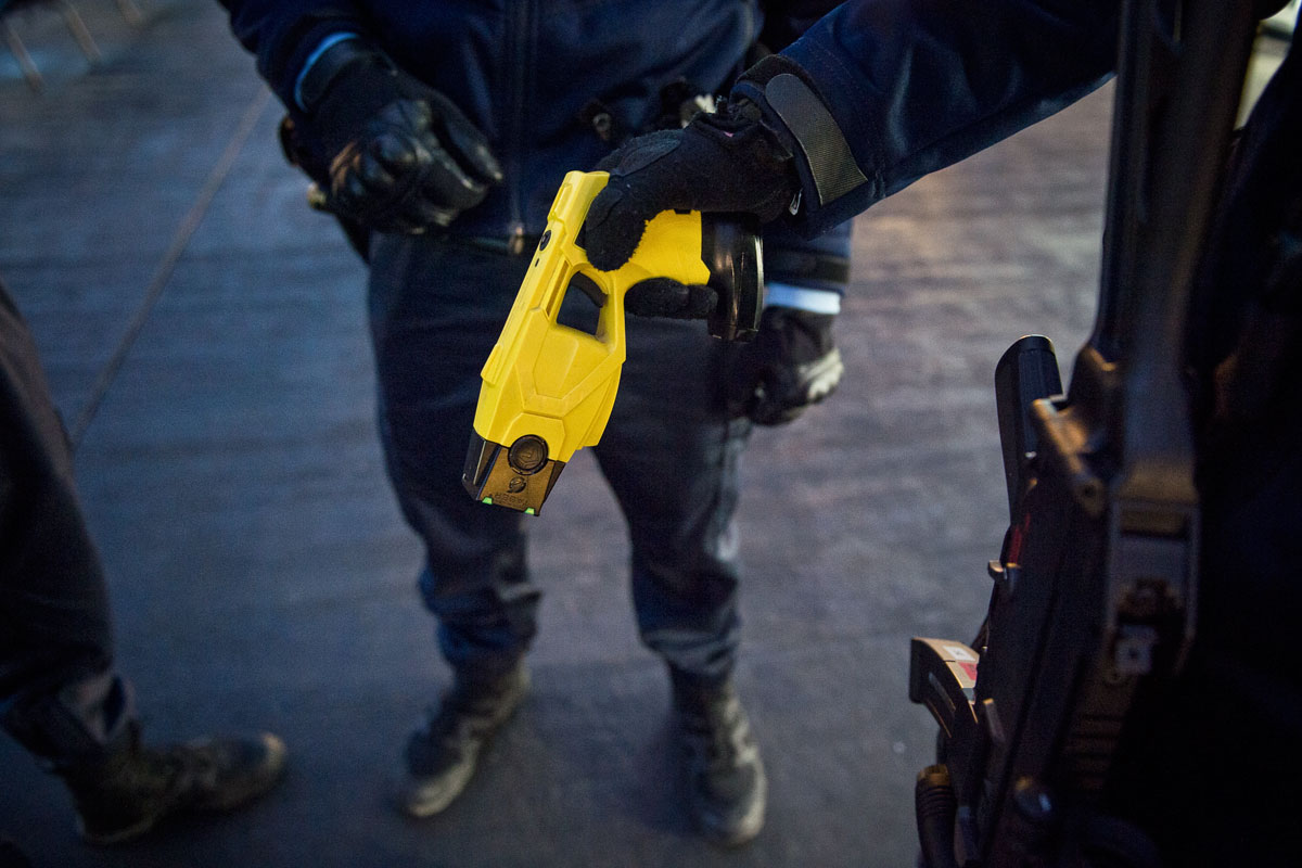Pistolas Taser: la policía porteña ya implementa su uso en barrios y estaciones de subte