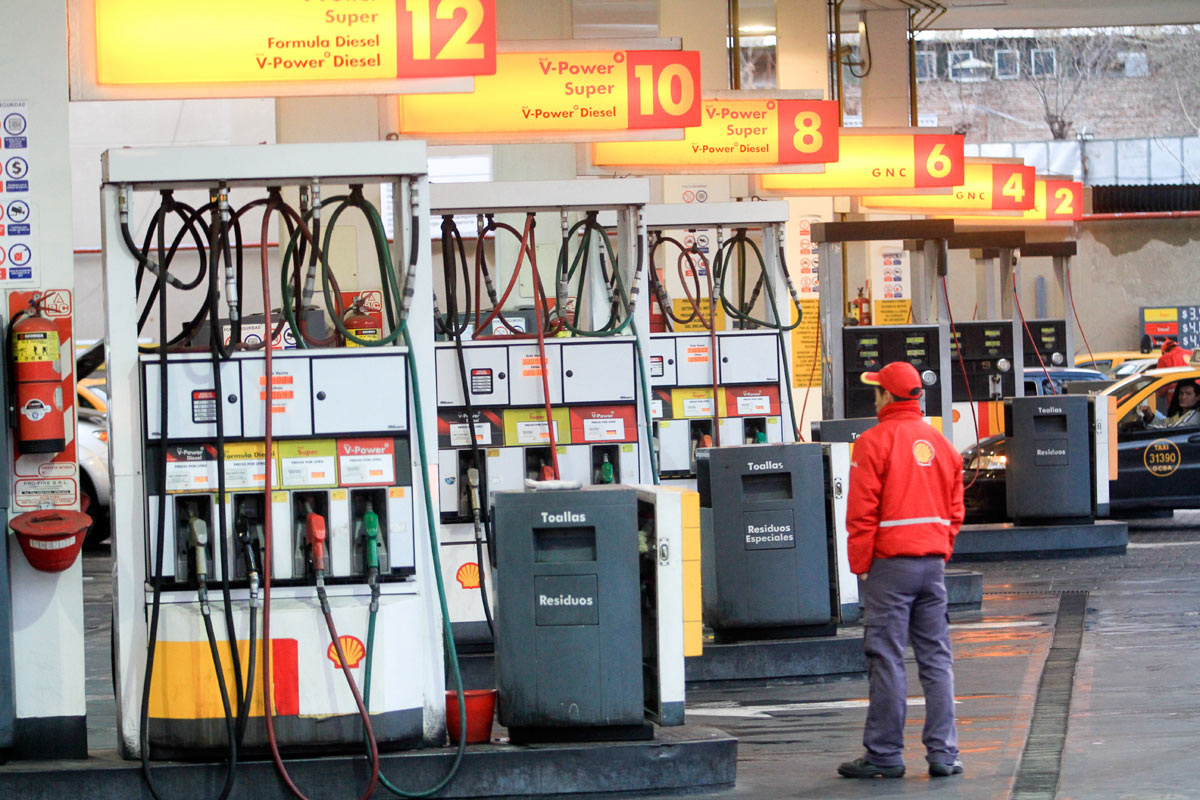 Después de un año de puro aumento, Shell también bajó el precio de sus combustibles