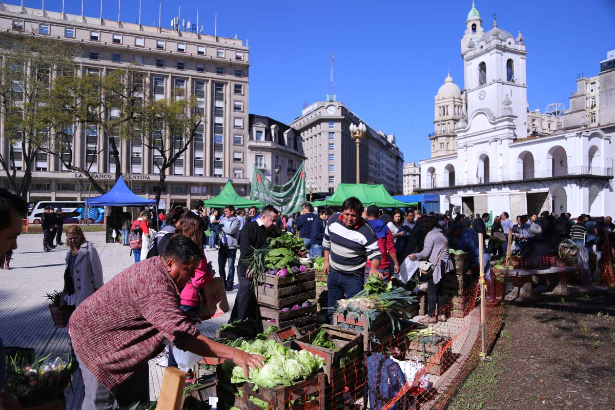 Feriazo: pequeños productores venden verduras al costo en las plazas porteñas