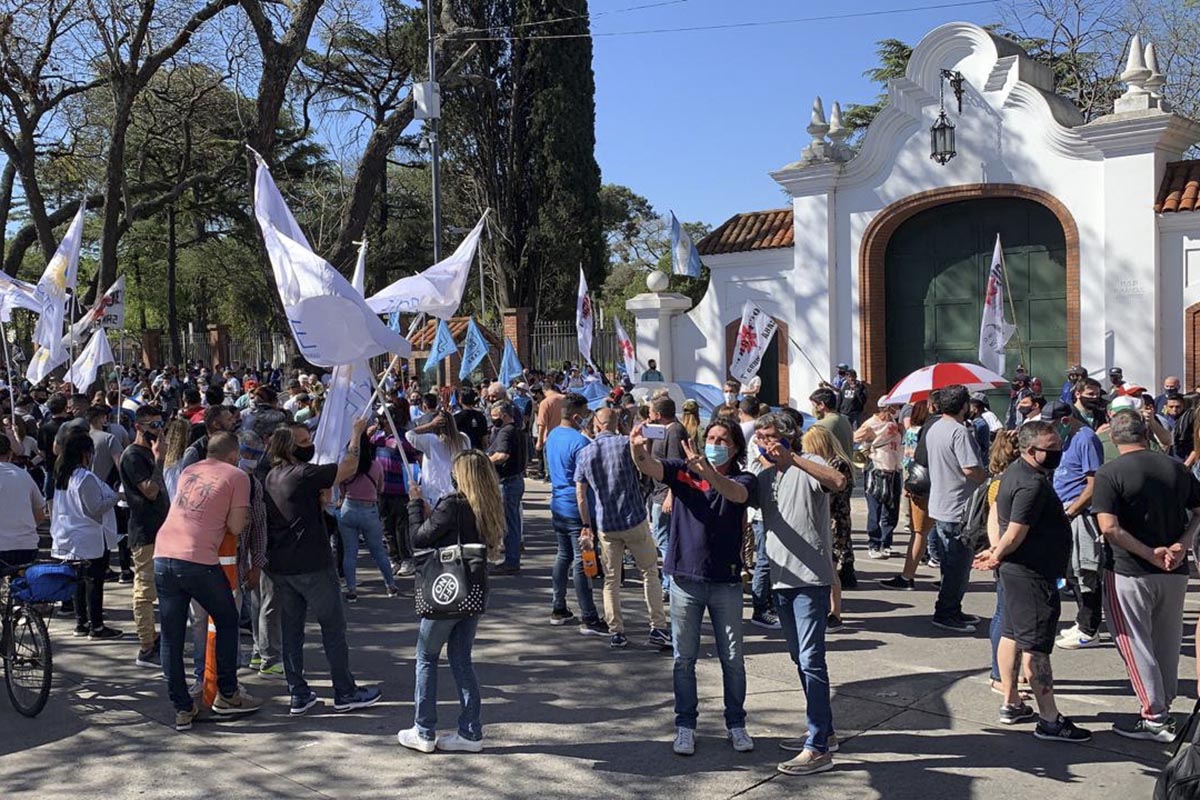 Movilización a la residencia de Olivos para apoyar al presidente
