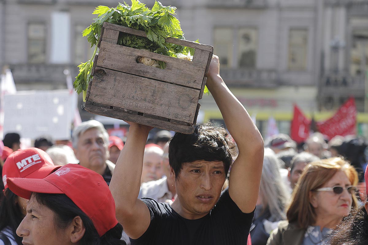 Protesta de productores: regalaron 10 mil kilos de verdura frente al Congreso
