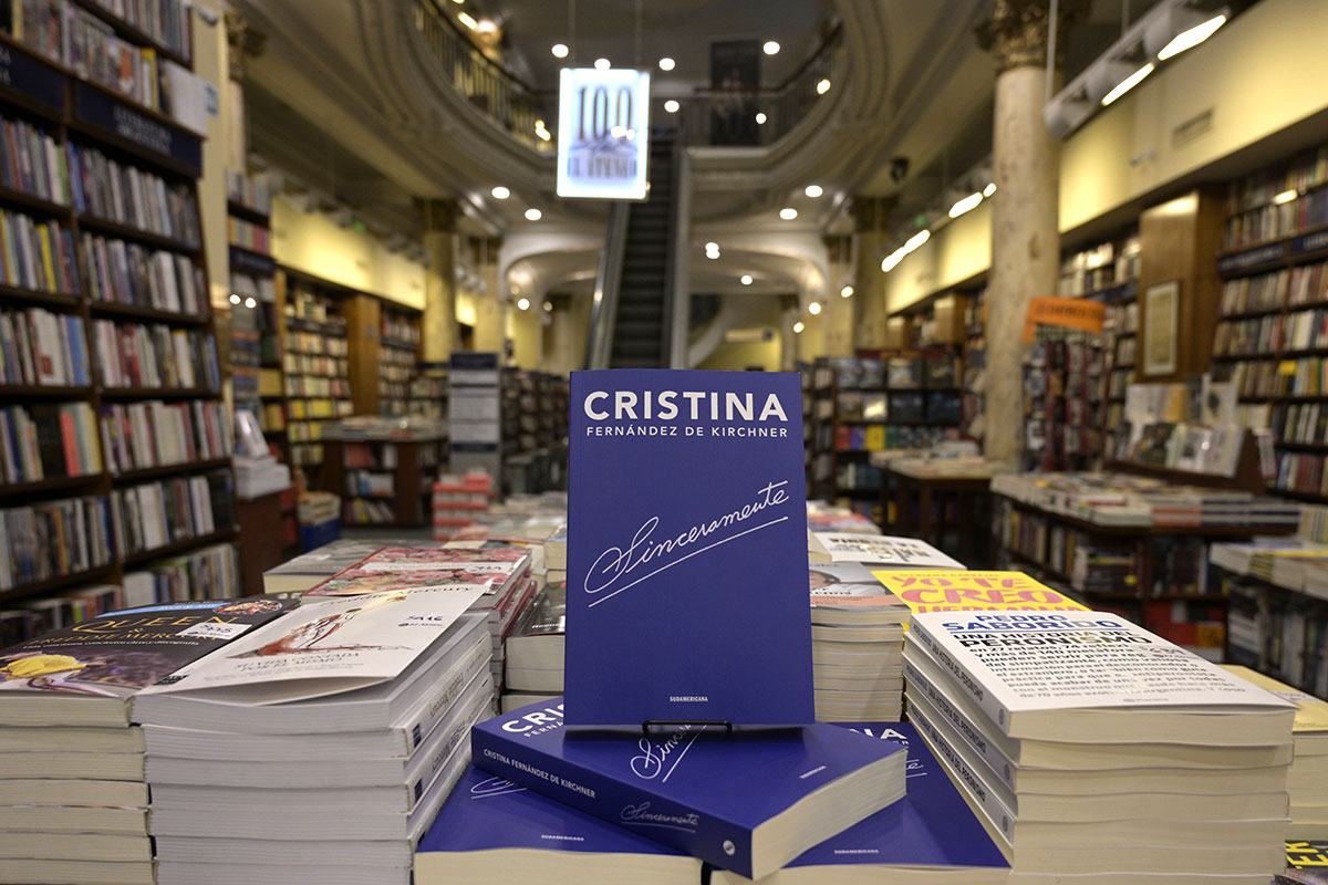 Bonadio le embargó a CFK las regalías por las ventas de su libro