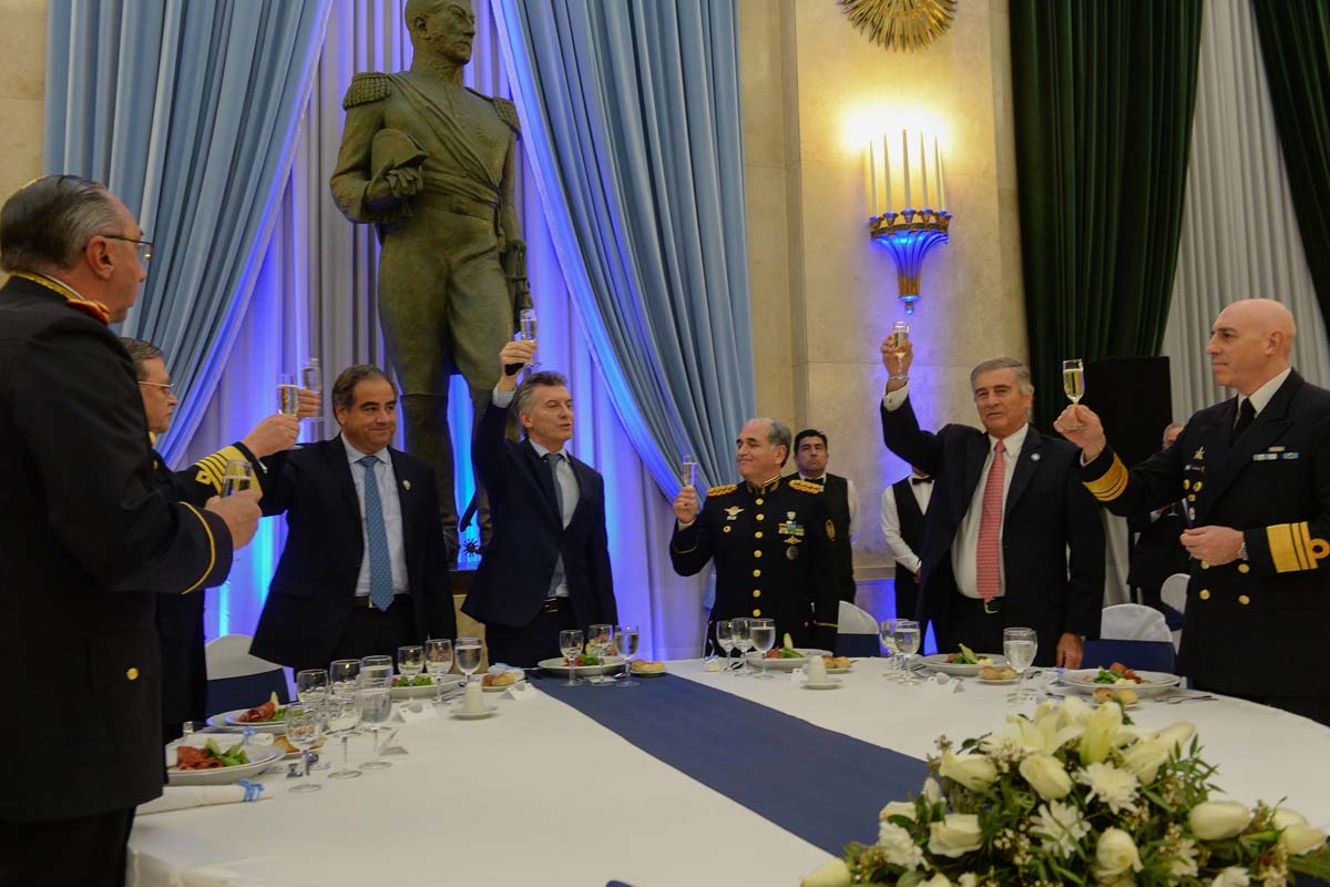 Tras la presión de las Fuerzas Armadas, el gobierno les dará un 20% de aumento