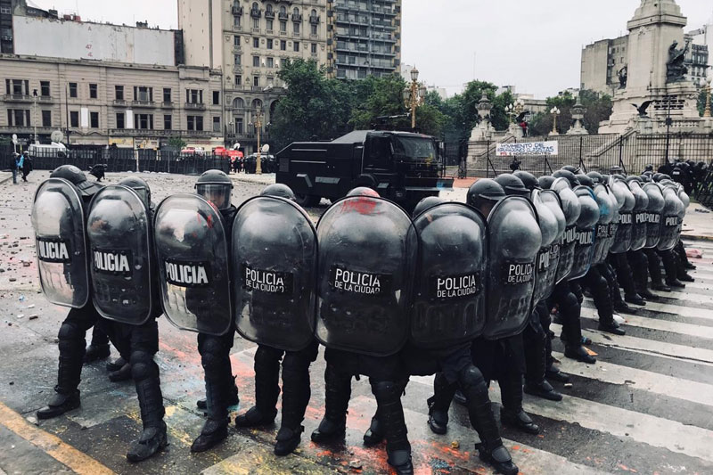 «En la Ciudad no se permitirán piquetes ni encapuchados», advirtió Santilli