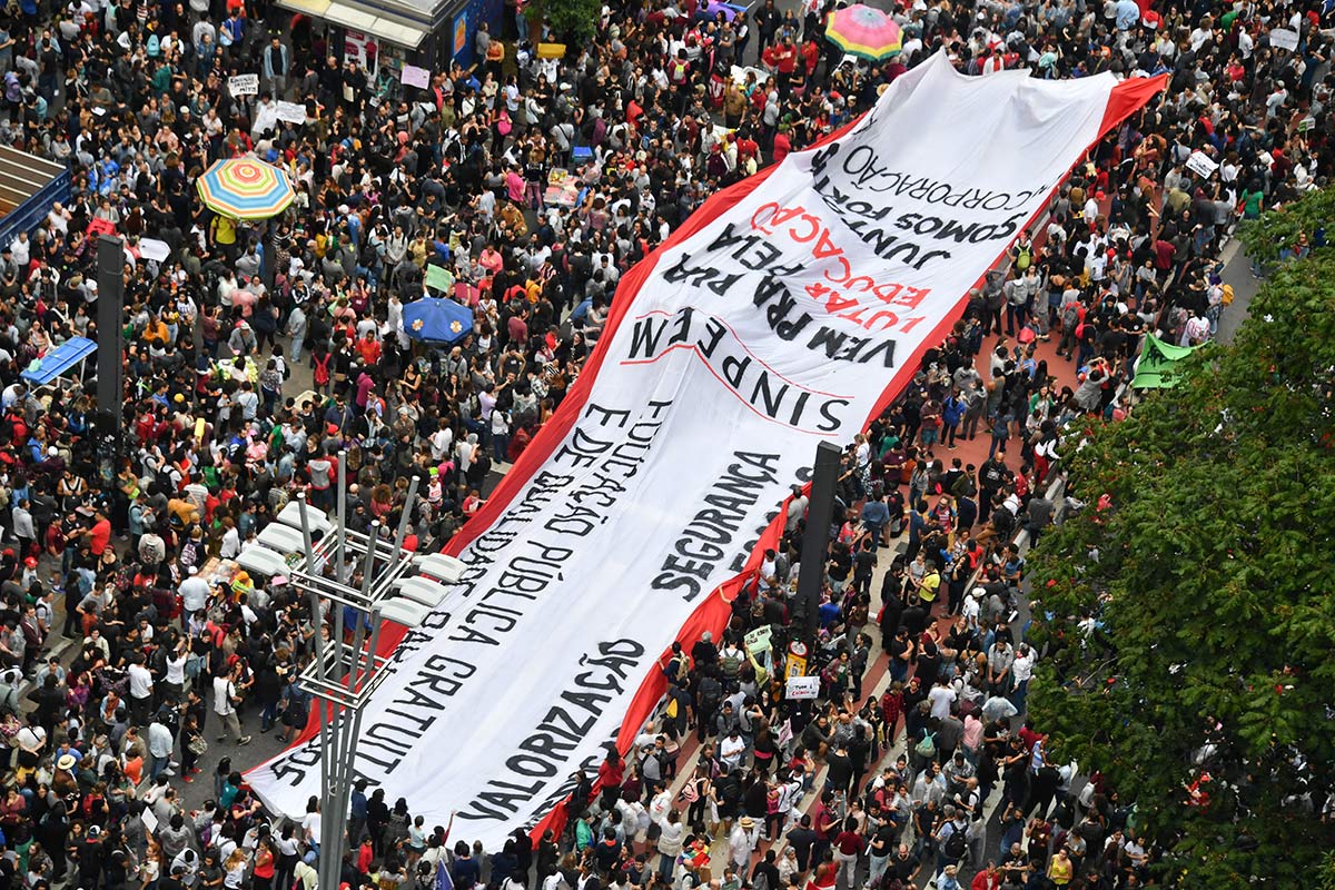 “Libros sí, armas no”: multitudinaria marcha de estudiantes y docentes contra Bolsonaro en Brasil