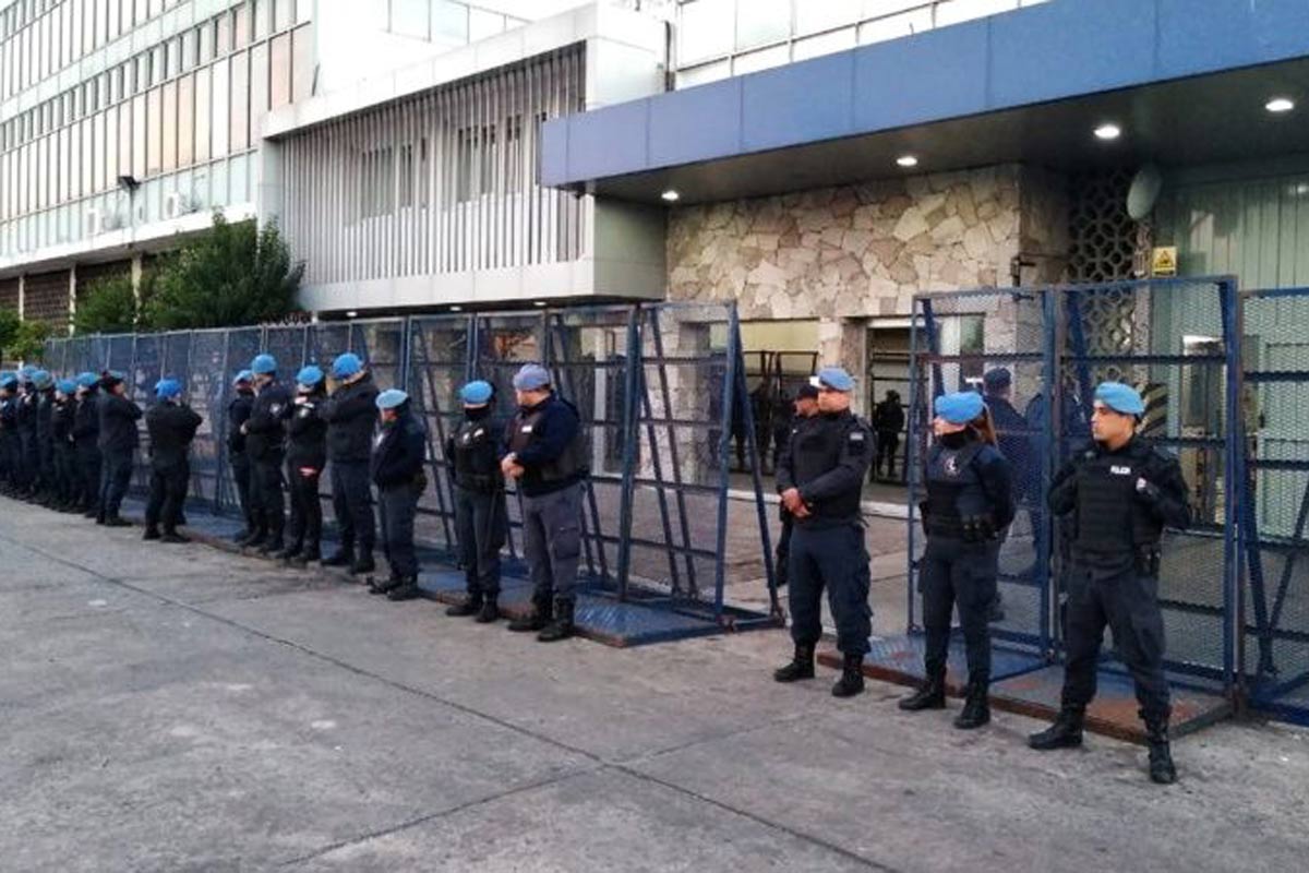 Trabajadores de la gráfica Interpack fueron despedidos por Whatsapp y recibidos por la infantería