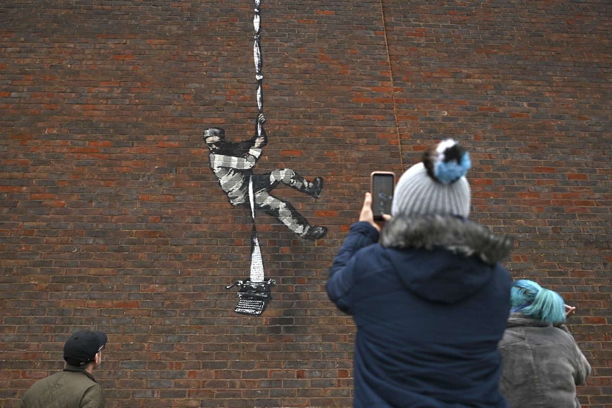 Banksy lo hizo de nuevo: Pintó un preso que escapa en el exterior de una famosa cárcel inglesa