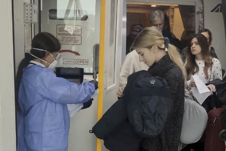 Un hombre que viajó a Miami para vacunarse fue detenido en Ezeiza por ocultar que tenía coronavirus