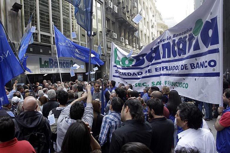 La Bancaria rechazó la vuelta al trabajo de los empleados vacunados y pidió revisar protocolos