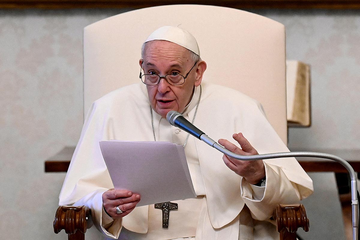 Ante movimientos populares, el Papa pidió salario básico universal y reducción de jornada laboral
