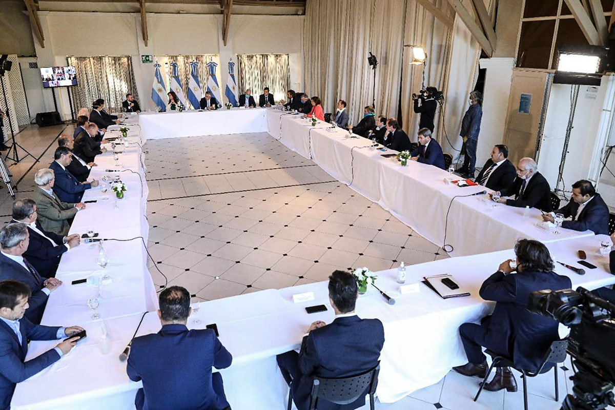 Gobernadores e intendentes respaldaron la oferta argentina a los bonistas