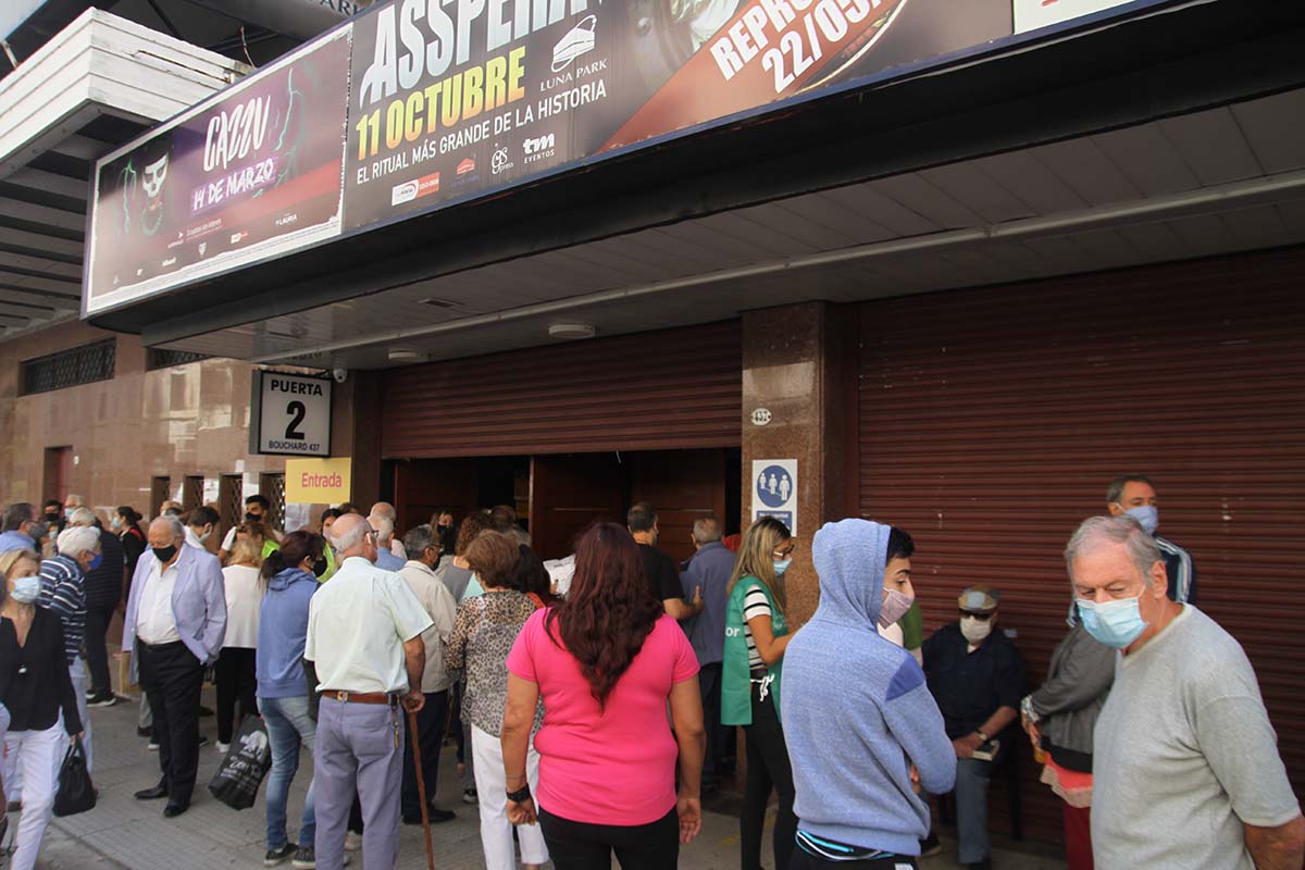 Largas filas y protestas en el Luna Park para vacunar a los mayores de 80 años