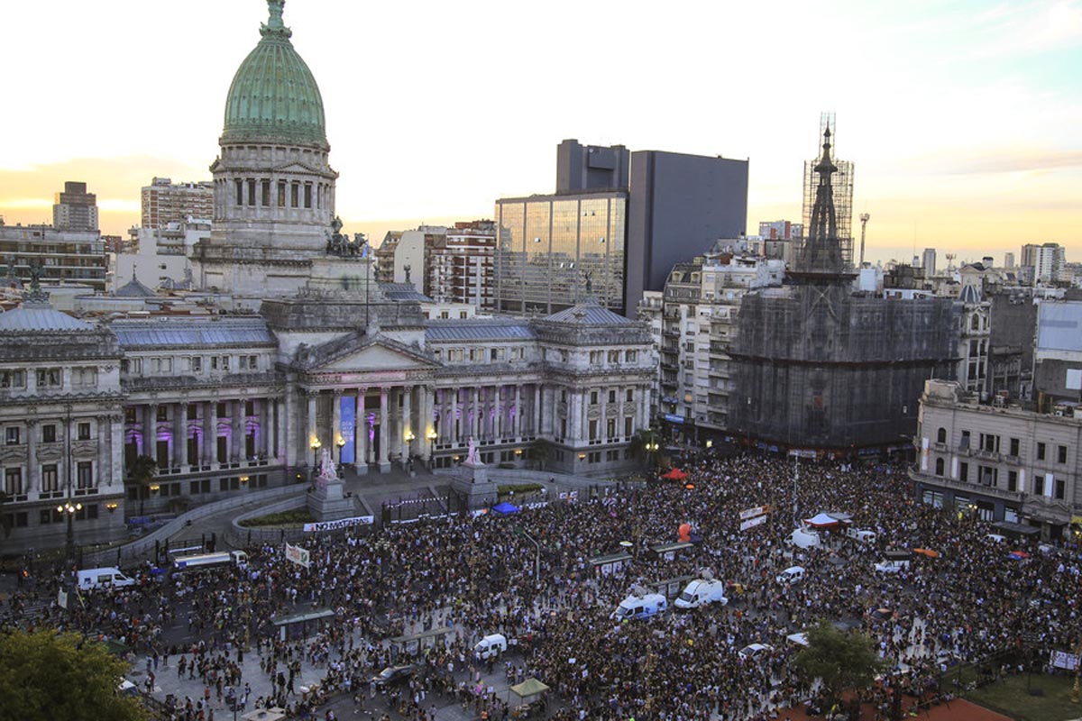 Multitudinaria movilización contra el ajuste de Macri