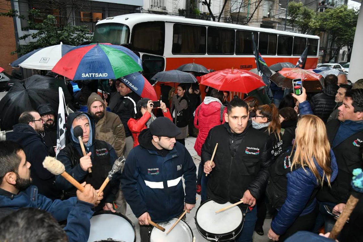 Reclamo ante C5N por pago de sueldos en cuotas