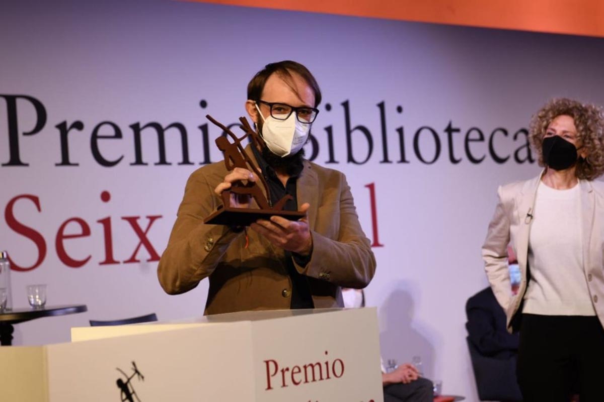 Quién es Manuel Gil, el ganador del 63º Premio Biblioteca Breve de Seix Barral