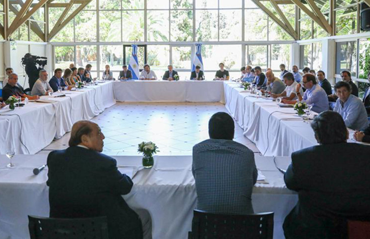 Tras reunirse con intendentes, el presidente negó el desabastecimiento y descartó el estado de sitio