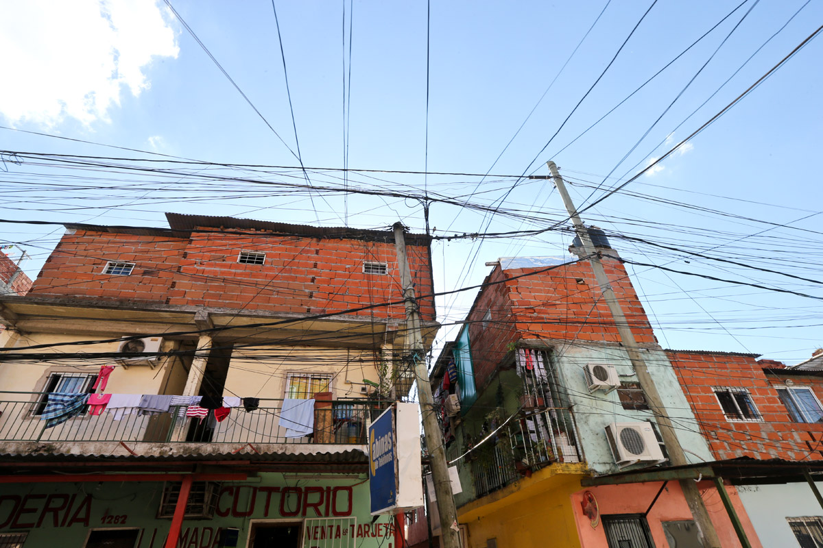 Crece la disputa judicial por quién paga la luz en las villas del Conurbano