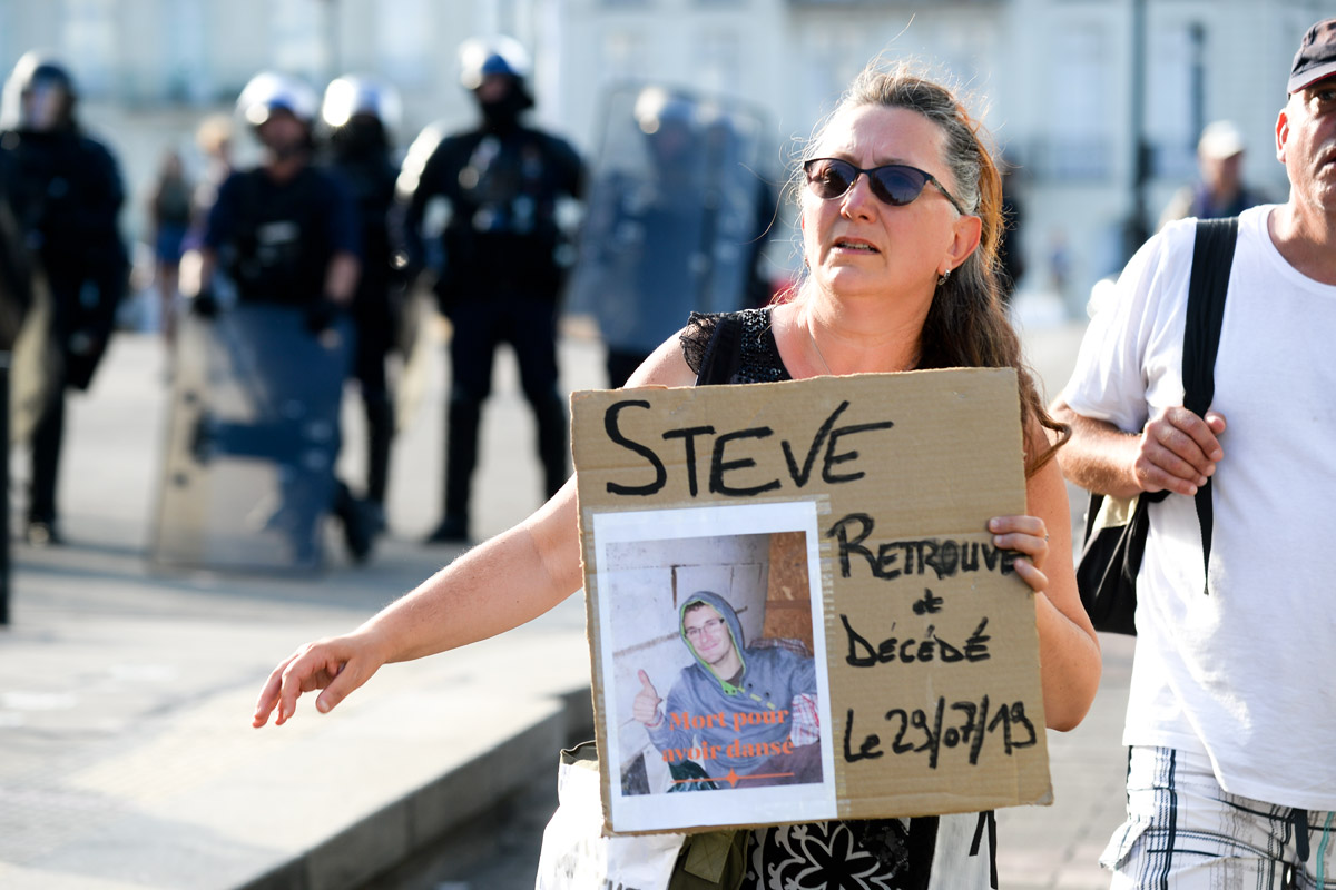 Reprimen en Francia un pedido de justicia por un caso muy similar al de Maldonado