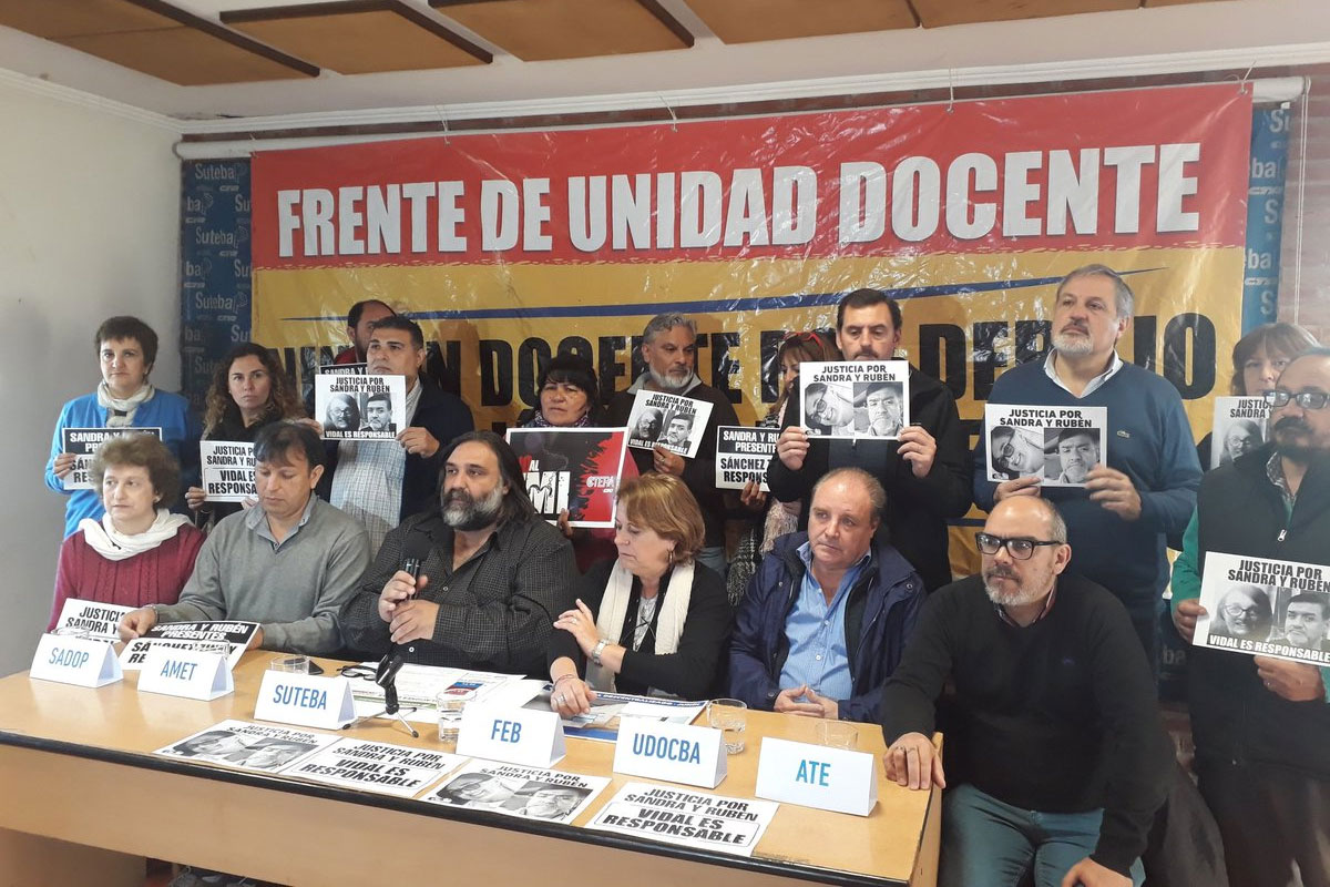 Los docentes marchan por el alarmante estado de la escuelas y exigen paritarias