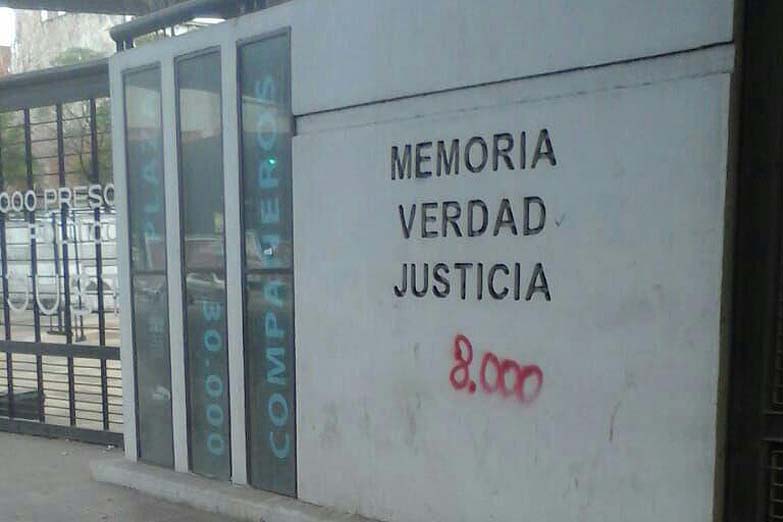 Acto en repudio a una pintada negacionista frente al CCD Club Atlético