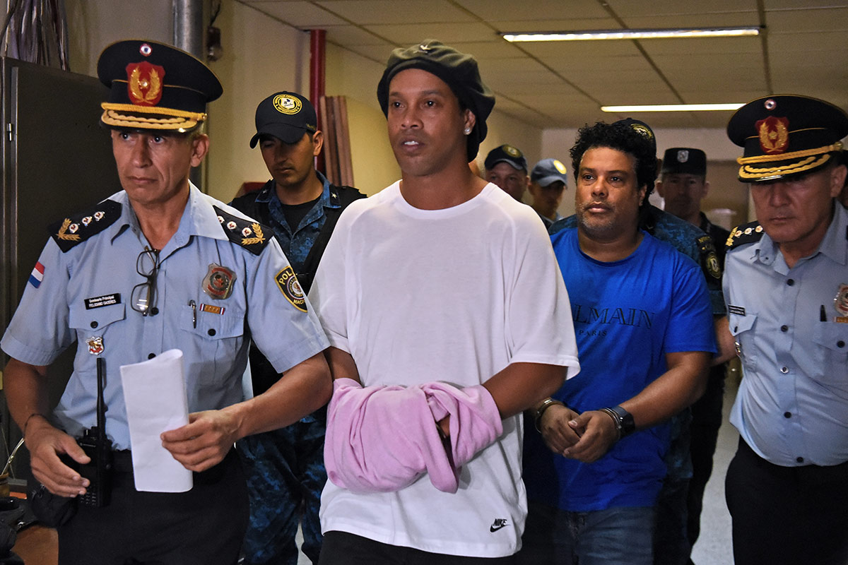Las andanzas de Ronaldinho, detenido en Paraguay en medio de la pandemia
