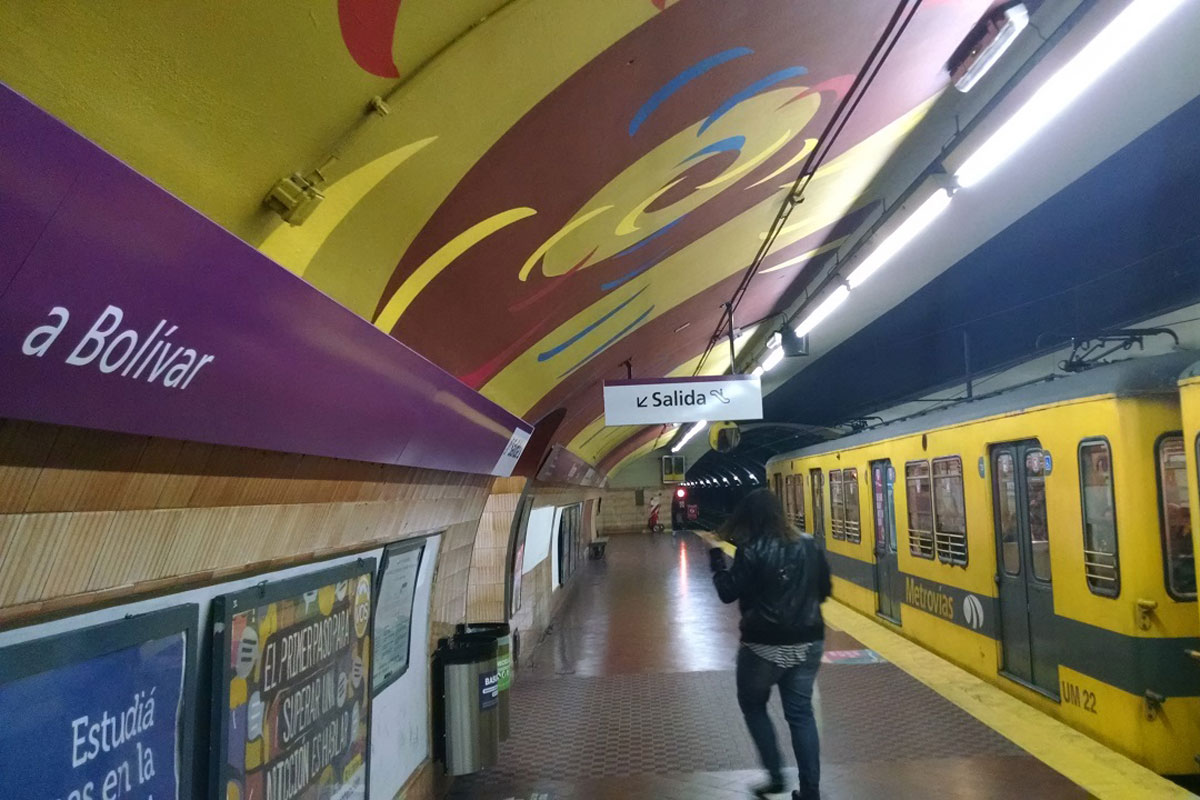 Siguen los paros rotativos en el subte: levantan molinetes en la línea E