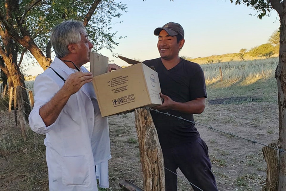 La historia del maestro rural que lleva tareas y alimentos a las casas de sus siete alumnos