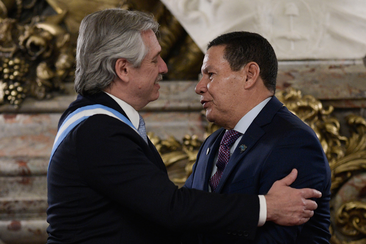 Bolsonaro tuvo que mandar a su vice y Piñera se salvó de un escrache