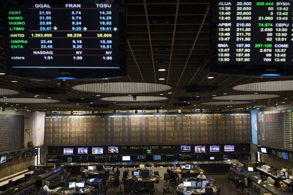 El respaldo de Georgieva a Caputo no pudo evitar una nueva caída de los bonos y la suba del riesgo país