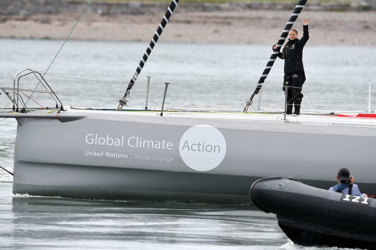 Greta Thunberg navega hacia Nueva York y hacia el Nobel de la Paz