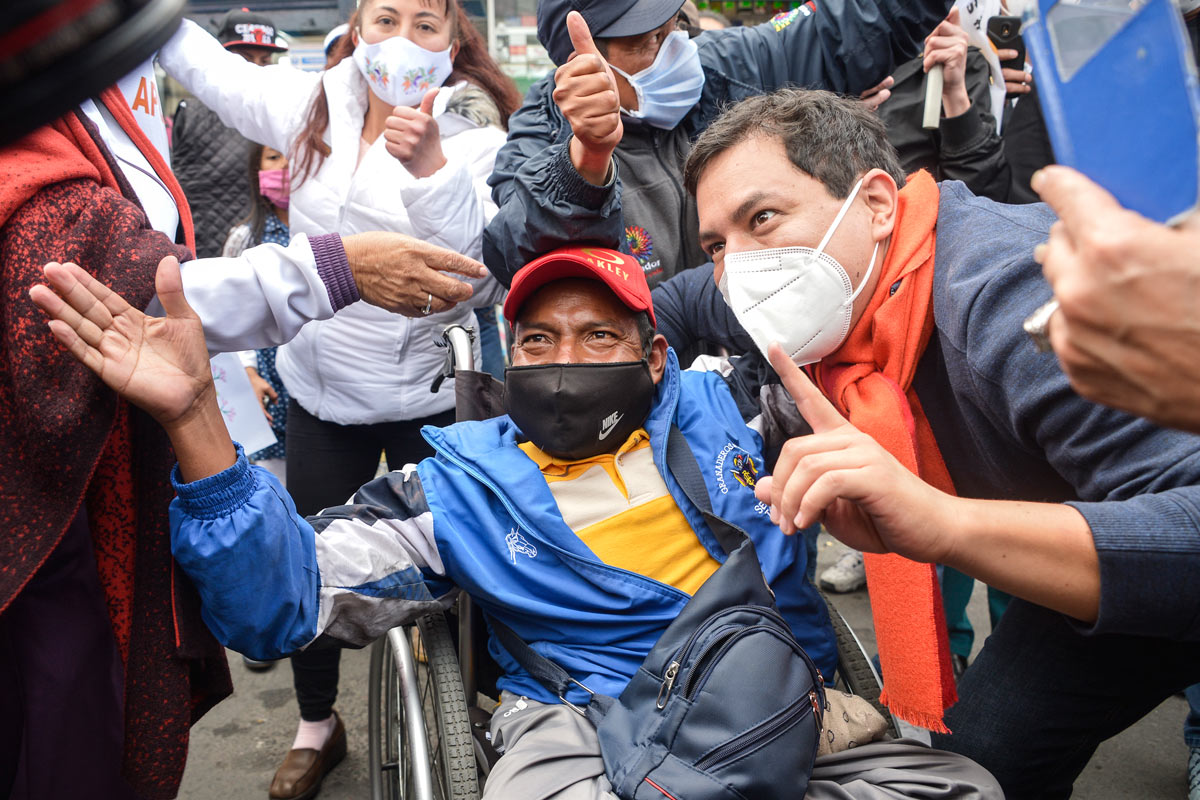 Arauz arrancó la campaña en Ecuador: promete 1000 dólares para un millón de familias