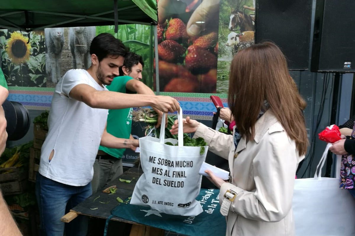 Trabajadores de INDEC y Agricultura Familiar realizan feriazo contra la inflación
