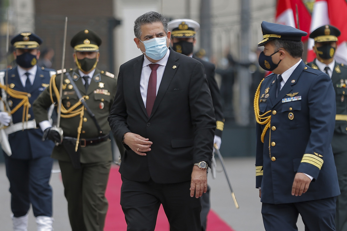 En medio de protestas, asumió el nuevo presidente de Perú