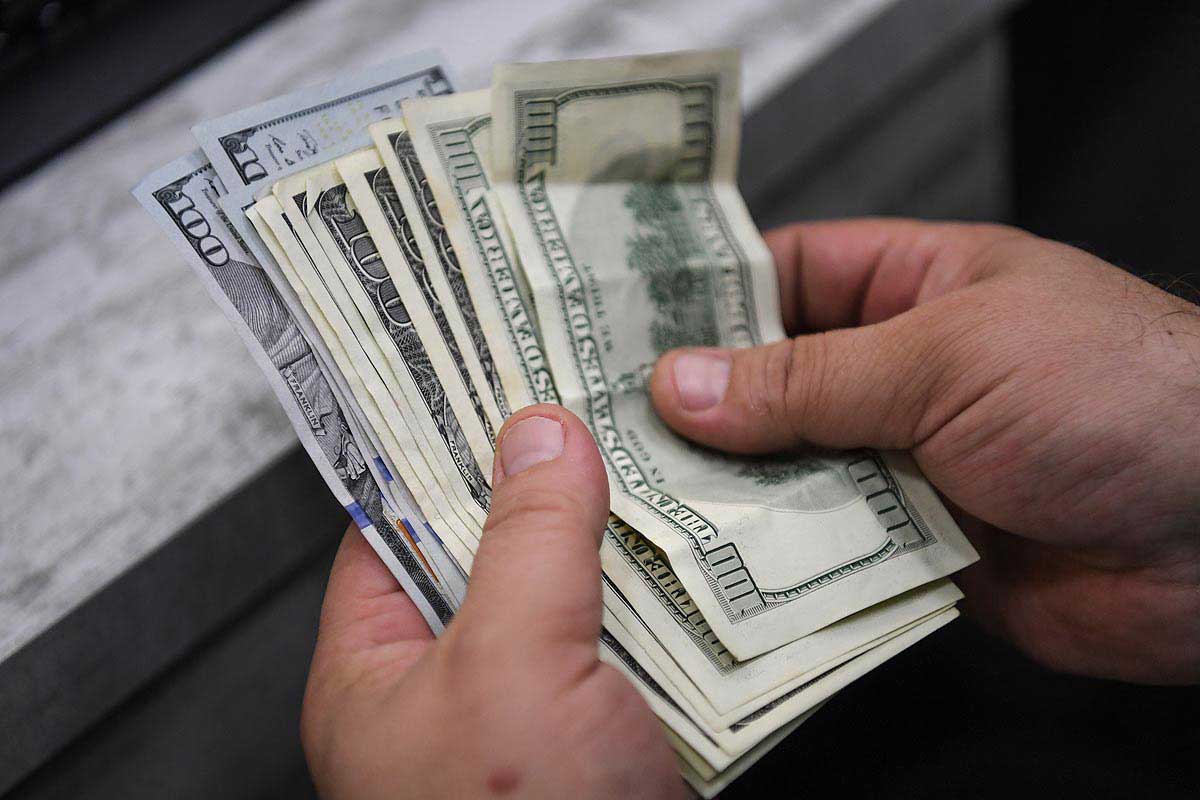 El dólar cotiza en alza y el riesgo país roza los 2.500 puntos