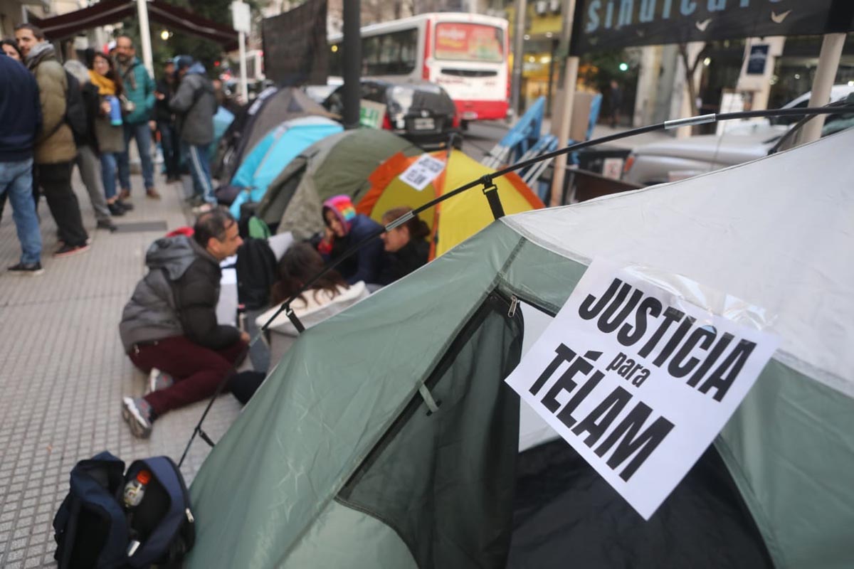 Trabajadores de Télam acampan ante la justicia laboral por la amenaza de nuevos despidos