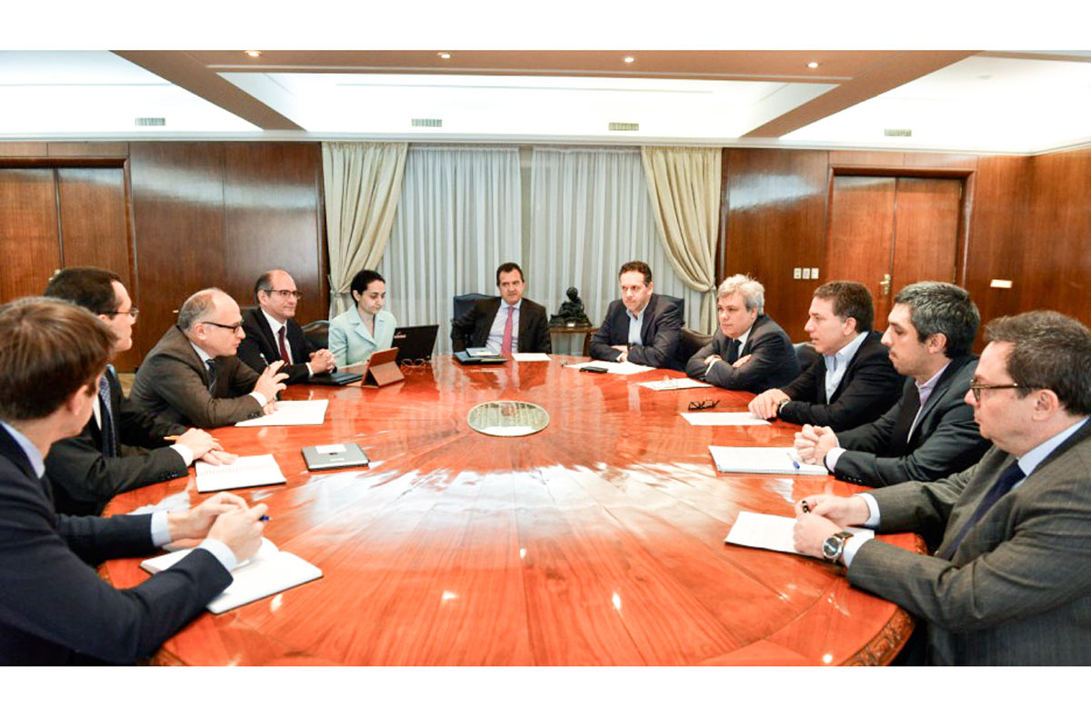 El Fondo desconfía: la falta de consensos políticos y otra posible crisis de la deuda