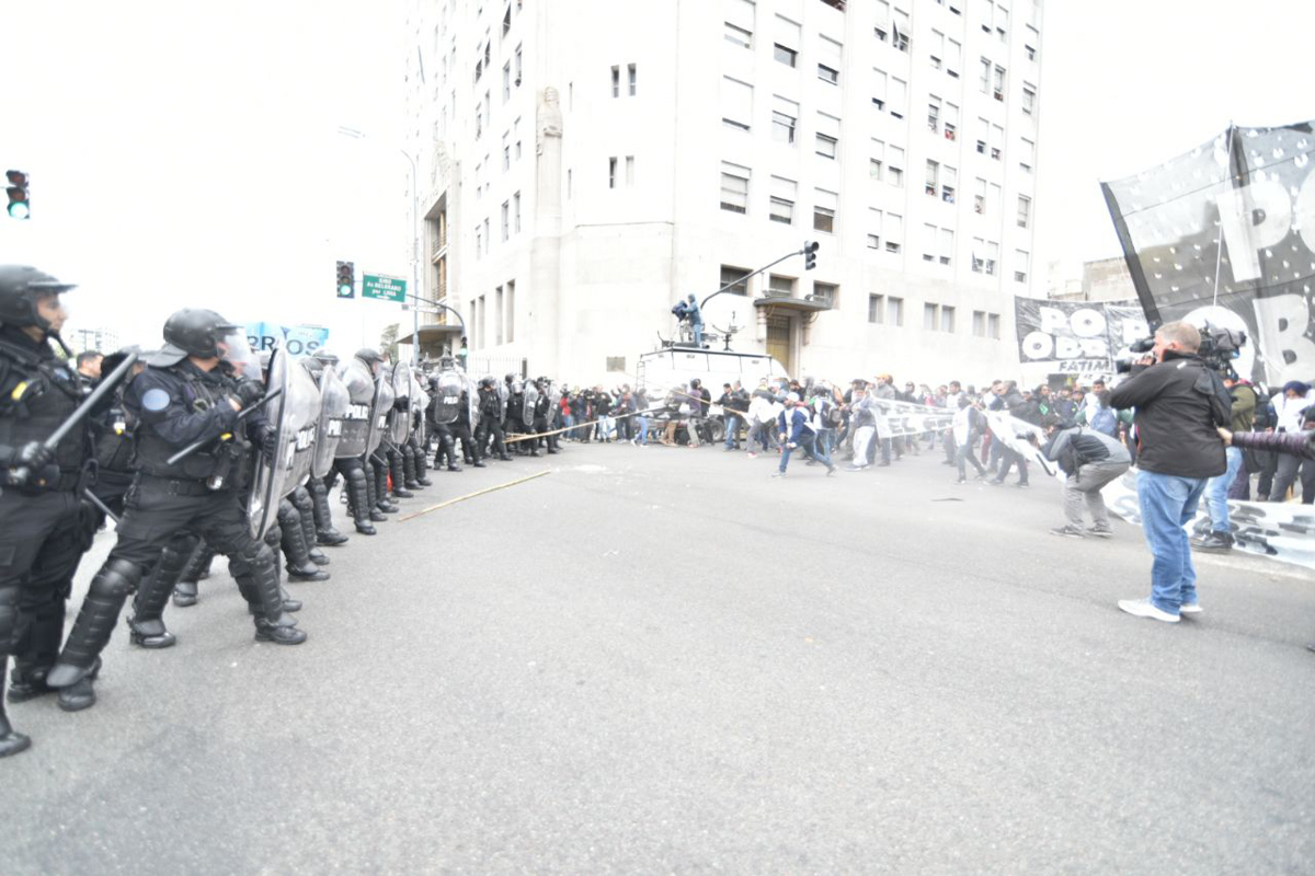 Los piqueteros acampan en Desarrollo Social a pesar de la represión