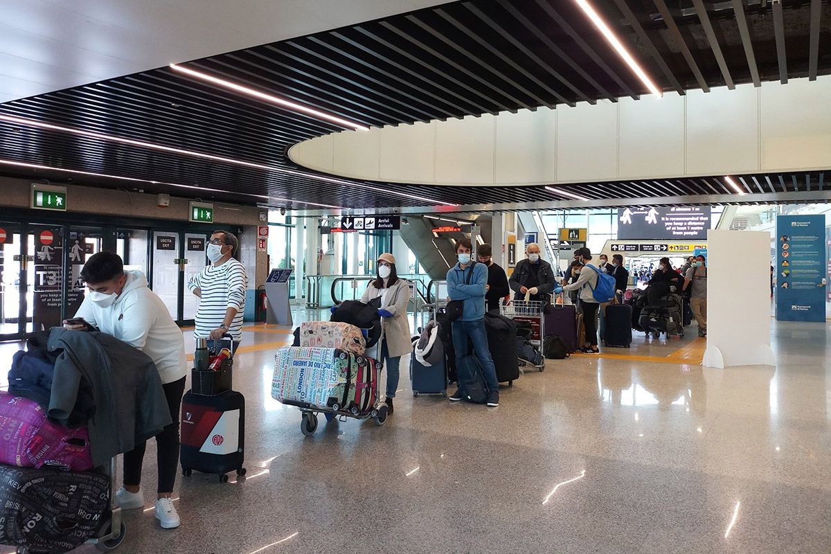 Llegaron al país 243 argentinos que estaban varados en Italia en vuelo especial de Aerolíneas