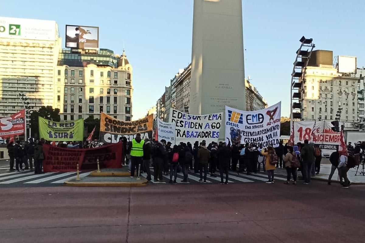 Tercerizados de Edesur protestan en el Obelisco por 70 despidos