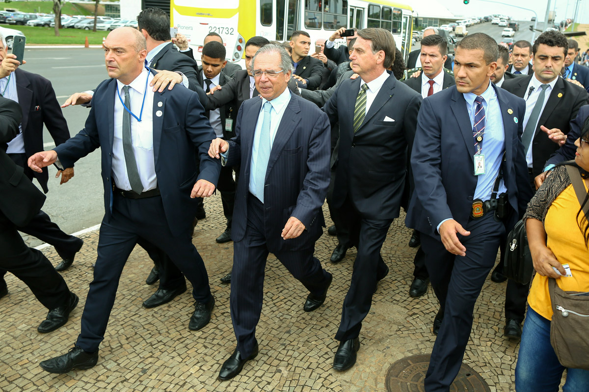 Bolsonaro amenaza con gobernar por un bando militar